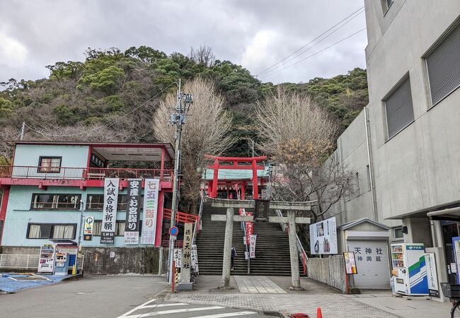 眉山の麓にある神社