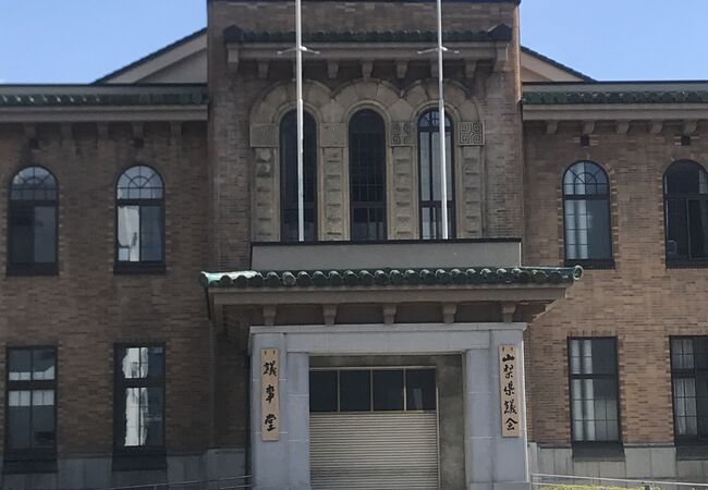 山梨県議会議事堂