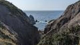 ワイルドな景観の海際の天然温泉