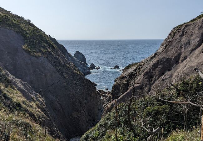 ワイルドな景観の海際の天然温泉