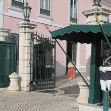 衛兵がいる正門