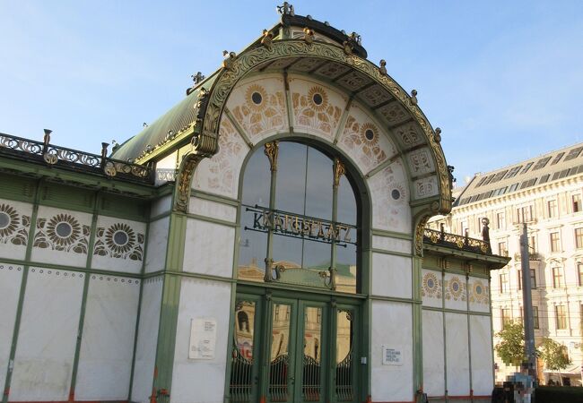 ウィーンの芸術運動を語る上で欠かせない、オットーワーグナー設計のユーゲント・シュティールの駅舎がこちらです。