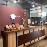 独特な雰囲気のフロントデスク