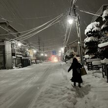 雪の夜、歩いている人はほとんどいない