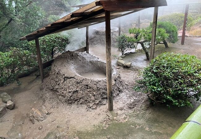 泥の中から硫黄臭い泡が湧いて出る様子は確かに地獄の名に相応しい