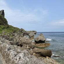 沖縄らしい奇岩が連なっています。