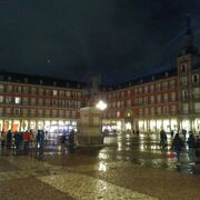 マドリードの中心にある17世紀に完成した周りを建物に囲まれた石畳の広場を何度も訪れました!!