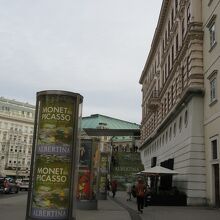 階段の蹴上がポスターに。