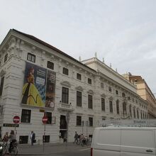 インパクトのある巨大なポスター。