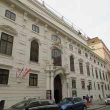 正面のエントランスの装飾も手が込んでいました。