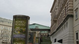 階段の蹴上がモネの睡蓮の絵を使ったポスターのように利用されいました。