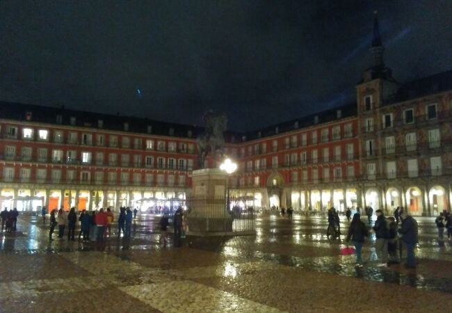 マドリードの中心にある17世紀に完成した周りを建物に囲まれた石畳の広場を何度も訪れました!!