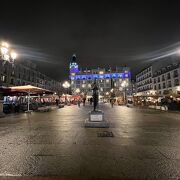 劇場とホテルの夜景がとても綺麗で詩人の銅像が立つ広場を訪れました!!