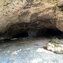 洞窟内はとても広いです。