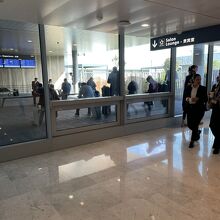 喫煙室の様子。スターアライアンスラウンジを目指していくとわか