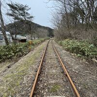 旅館の前には廃線となった小坂鉄道の線路が残っています。