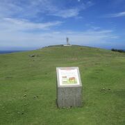 展望台と白い灯台が見えてきました