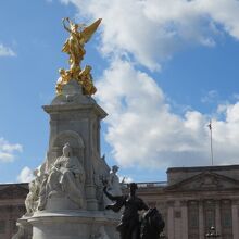 まぶしく輝く金色です