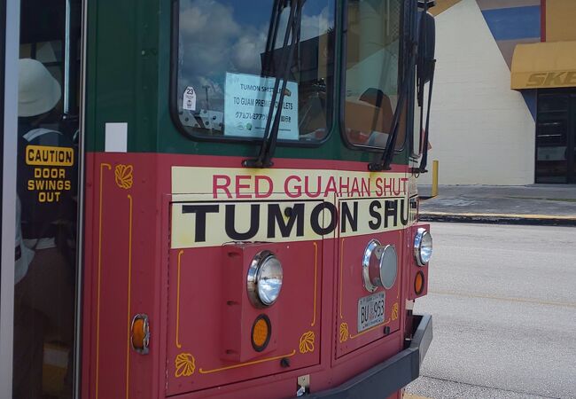 赤いシャトルバス
