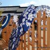 中庭にあたる「みんげい広場」には沢山の藍色（デニム色？）の和傘が飾られ賑やかでした
