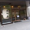 静かな川沿いのホテル