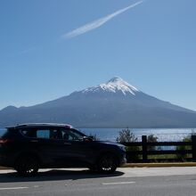 Ensenada付近の湖畔からオソルノ火山を望む 
