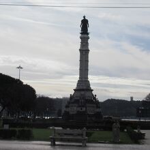 庭園の中央にアフォンソ デ アルブケルケ像