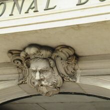 エントランス上部の装飾