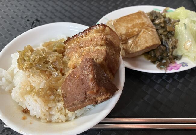 角煮がのっかる魯肉飯