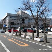 道沿いに倉敷市営駐車場（有料）があります