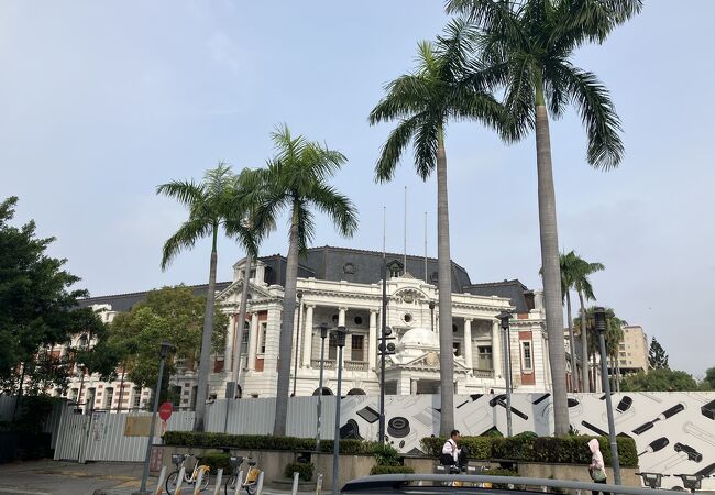 白亜の洋風建築(旧台中州庁舎)