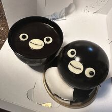 横のケーキ売り場のSuicaペンギンケーキ