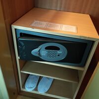 クローゼットまわり。使い捨てスリッパがあるのはGOOD