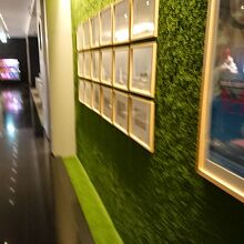 壁には日本のアニメのポスター。入口や軽食等も和テイスト。