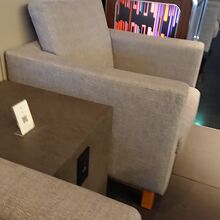 ソファ横には電源もあります。