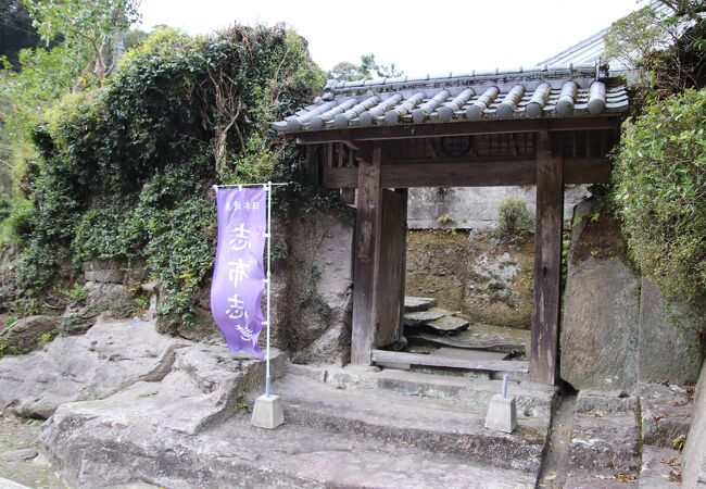 築山枯山水様式を取り入れた庭園で、江戸中期の作と伝えられています