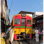 市場内をギリギリ、でもゆっくり走る列車