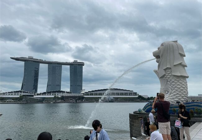 水の噴き出す様子は飽きない。マーライオン・シンガポール