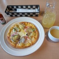 「きゃら」のミックスピザ（1100円）＆りんごジュースです。