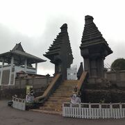 ブロモ山カルデラ内にあるヒンドゥー寺院