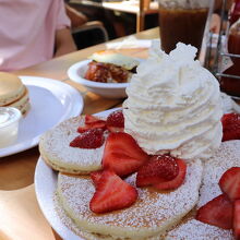 キッズメニューのパンケーキとロコモコ