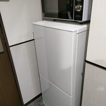 部屋に入るとすぐ冷蔵庫と電子レンジあり