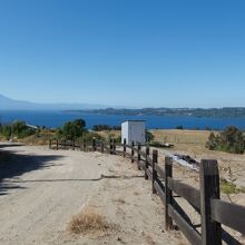 ロッジから高台にお散歩すると 湖の大展望が