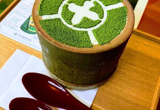 宇治本店限定の名物「まるっとパフェ」はインパクト大！