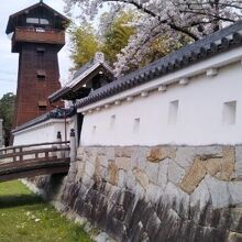 物見櫓と桜