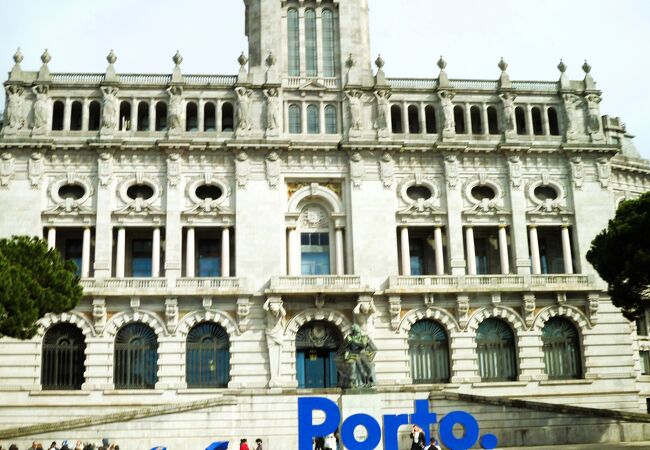 ポルト市庁舎;オブジェ「Porto](ポルトガル語)」が