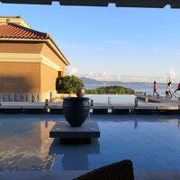 朝ヨガをする人達