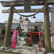 勝家像とお市の方と三姉妹の像も福井駅から5,6分の近さにあり