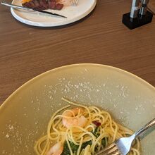 メインの肉料理（奥）とパスタ（手前）