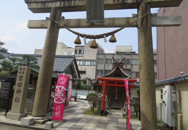 勝家像とお市の方と三姉妹の像も福井駅から5,6分の近さにあり